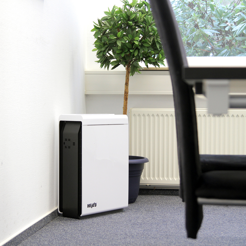 Heylo HL 400 air cleaner in an office