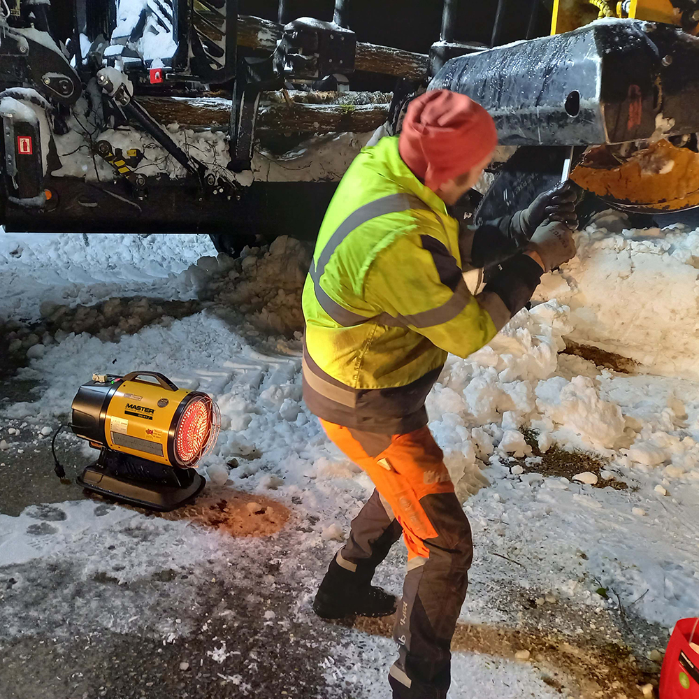 Master DC 61 heating forest workers in the snow